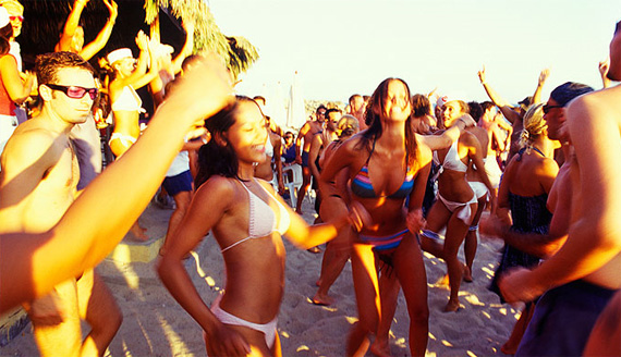 La fête sur les plages d'Ibiza