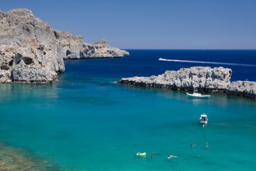 Les bleus éclatants de la mer en Grèce avec un filtre polarisant