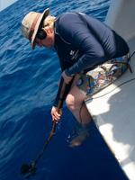 Michel vély à l'écoute des cachalots avec son hydrophone