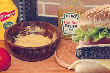 Préparation de la recette pour faire une sauce Big Mac
