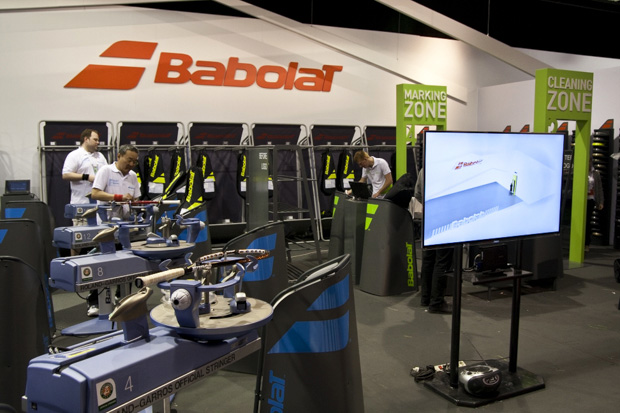 Le stand et les cordeurs de Babolat