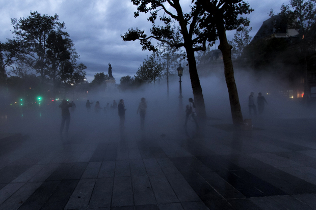 La foule perdue dans le brouillard 