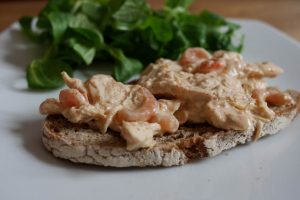 Lire la suite à propos de l’article Effiloché de poulet et crevettes façon Dame Tartine sauce Dukan