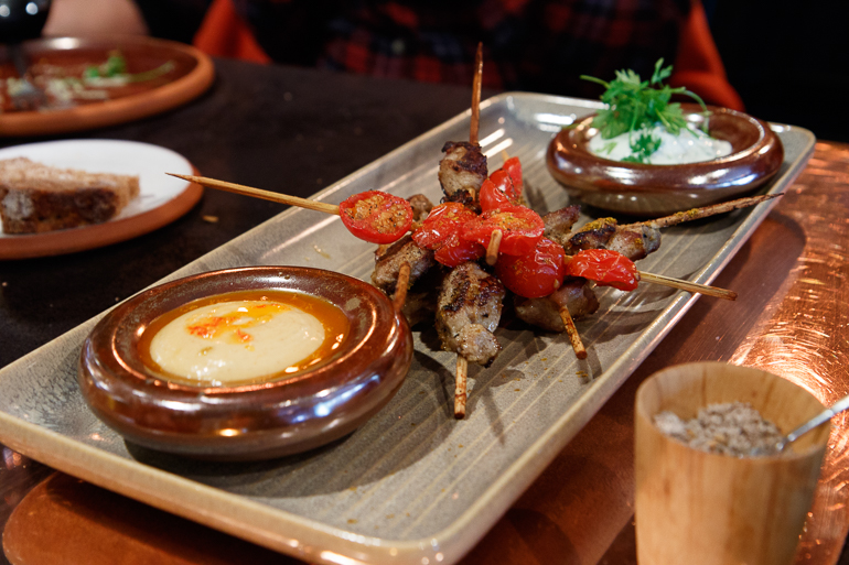 Houmous et brochettes marinées
