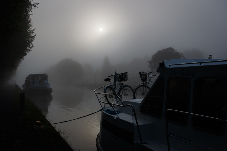L’ambiance au bord du canal est magique avec la brume qui se lève