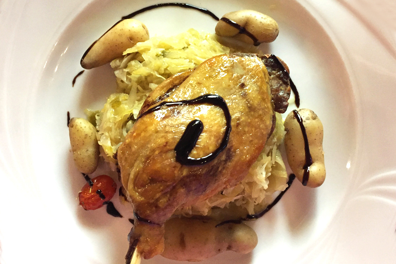 Confit de canard sur son lit de choucroute