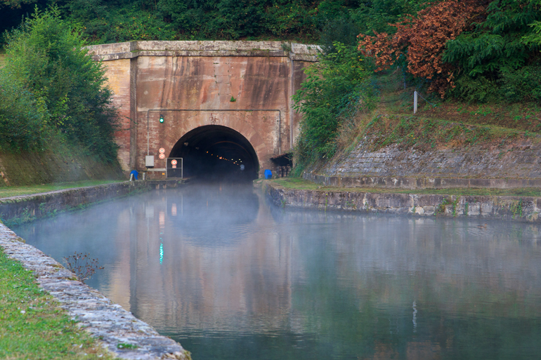 A sept heures nous étions devant le tunnel prêt à partir 