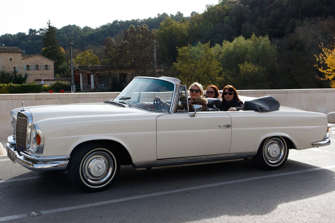 Capucine,, Virginie et Amélie à bord d’une Mercedes 250 SE