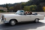 Capucine,, Virginie et Amélie à bord d’une Mercedes 250 SE