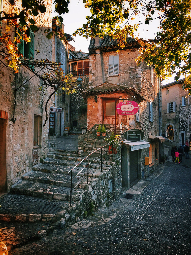 Les petites rues de Saint-Paul de Vence en automne 