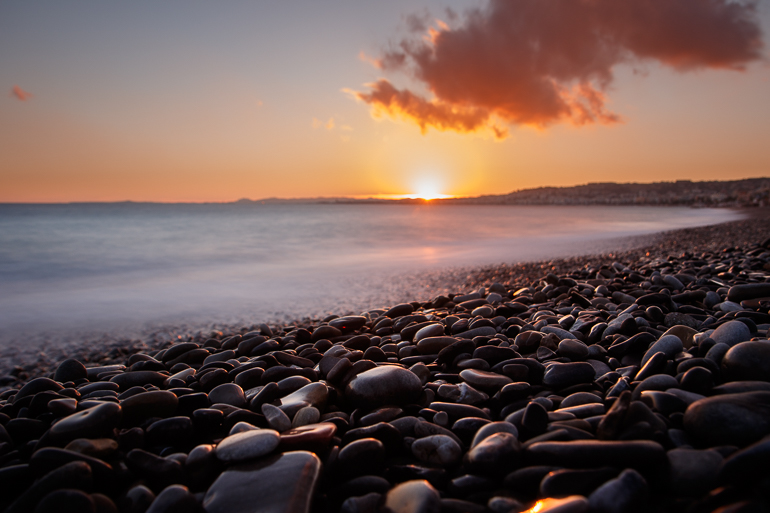Admirer le coucher du soleil sur la plage de Nice