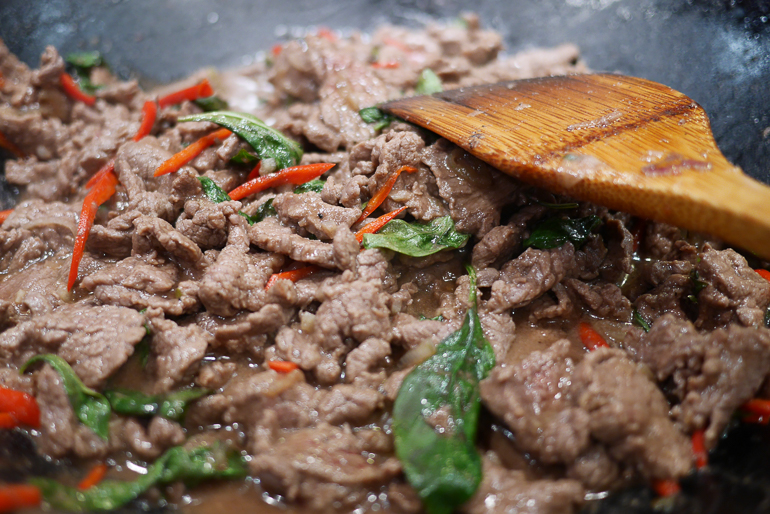 Un bœuf sauté au basilic thaï