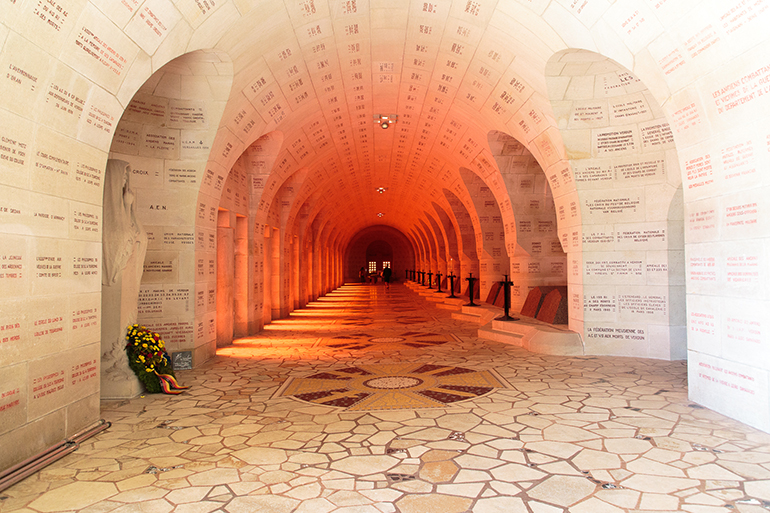 L’Ossuaire du Douaumont est baigné d’une lumière rouge, symbole du sacrifice