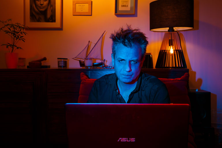 Moi, devant les réseaux sociaux