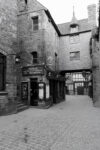Rue du Mont-Saint-Michel le soir