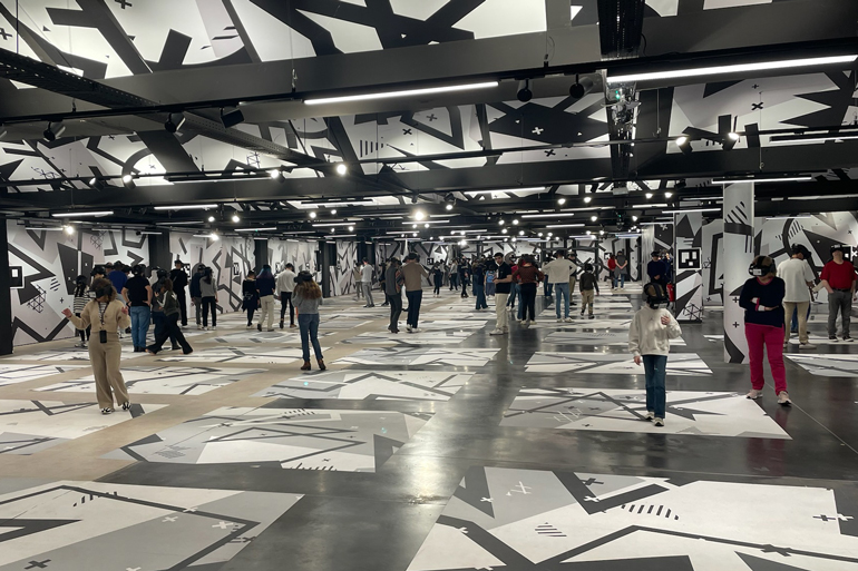 des personnes visitant l'Horizon de Keops à Bercy village