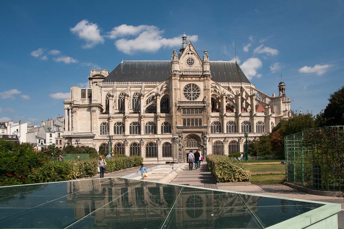 La vue de l'église Saint-Eustache depuis le jardin des Halles 