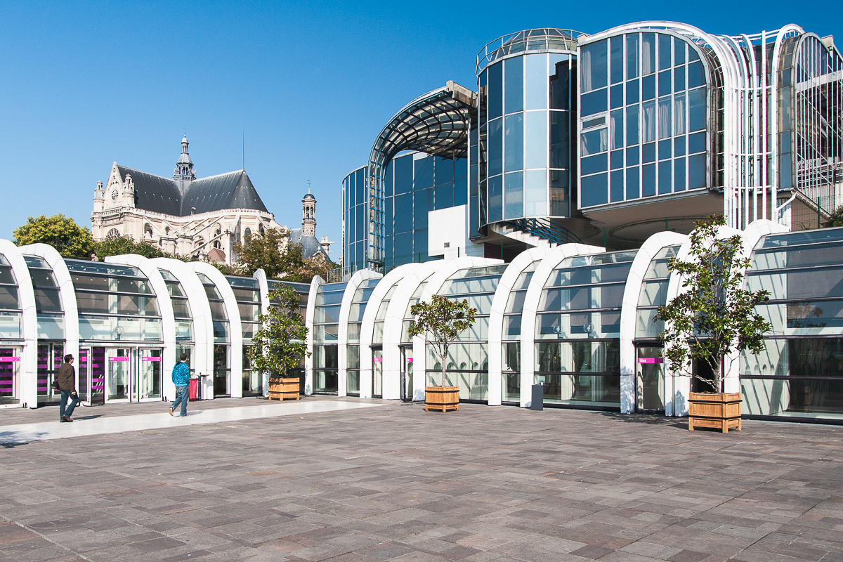 L'intérieur du forum des Halles avec une vue sur Saint-Eustache