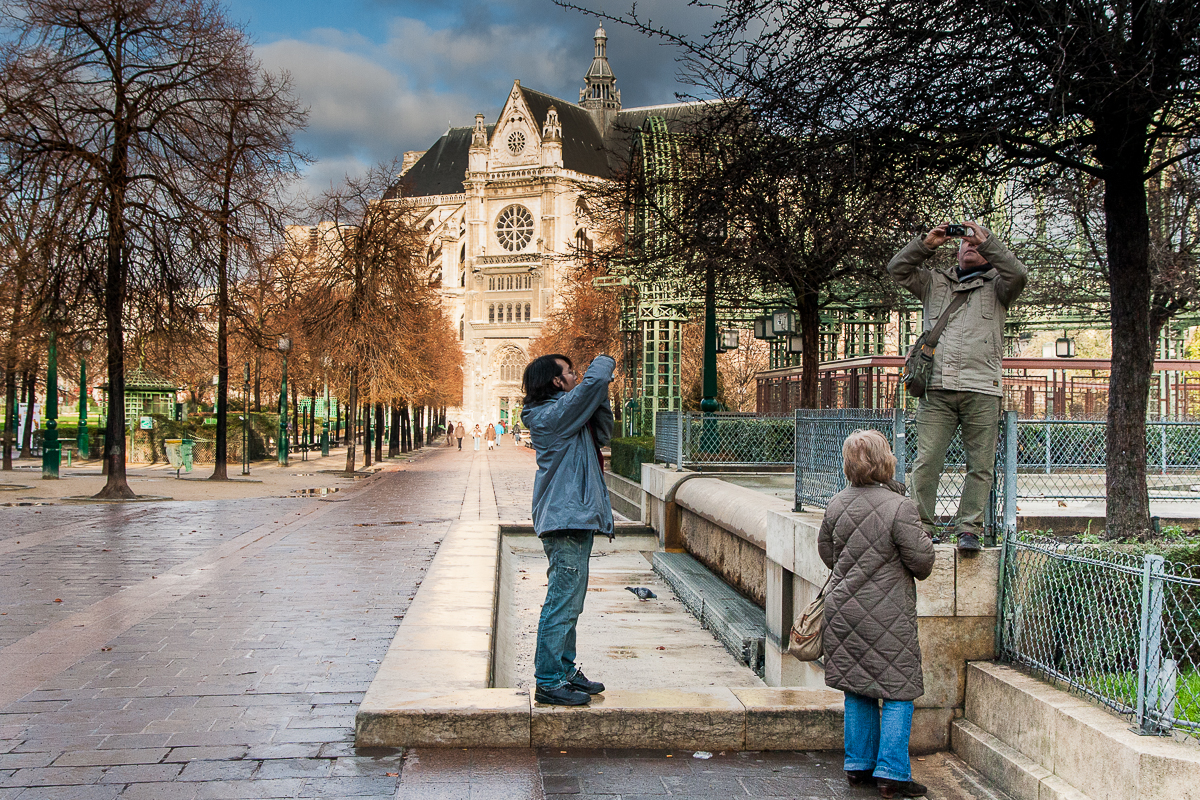 Les allées du jardin devant l'église Saint-Eustache 