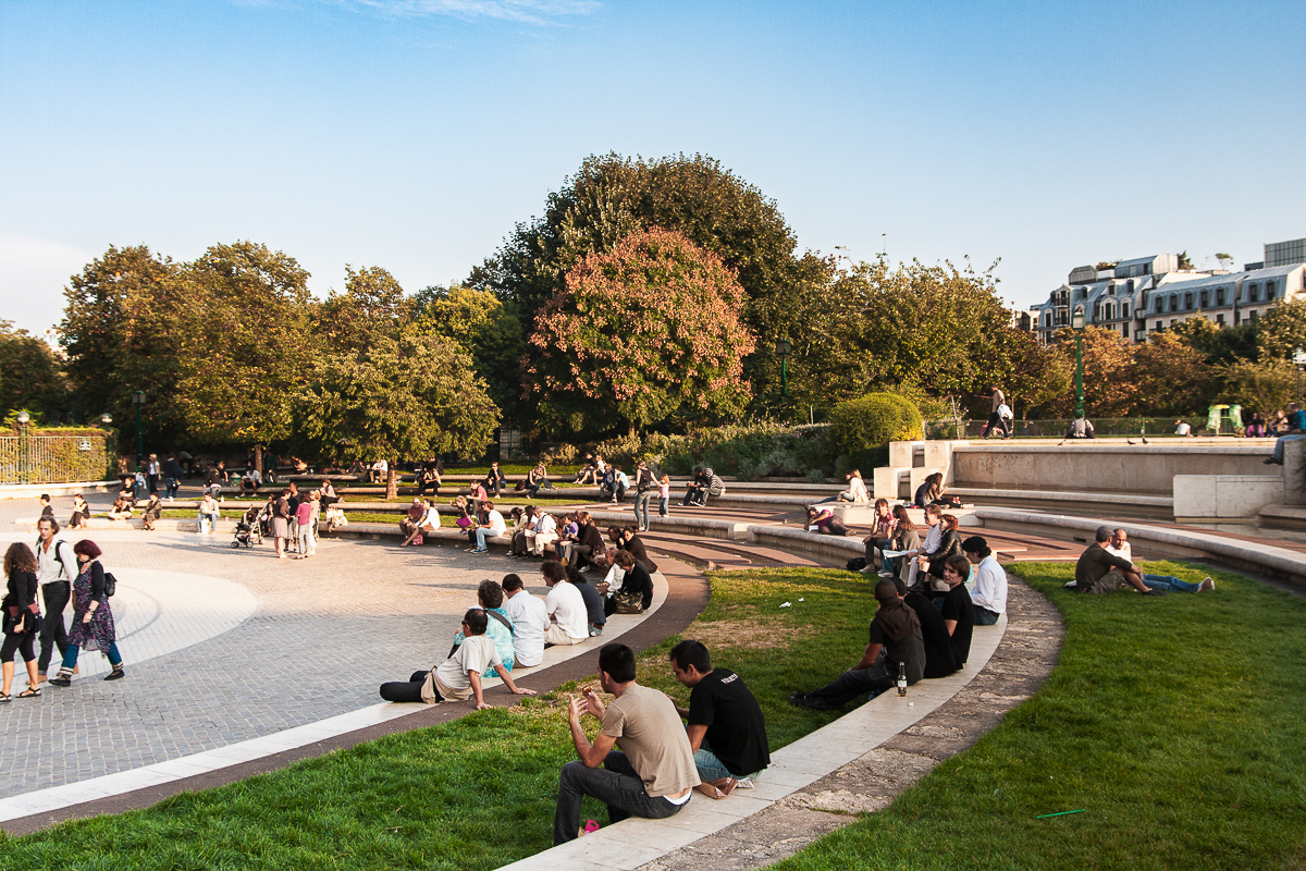 Les jardins des Halles devant la statue Écoute 